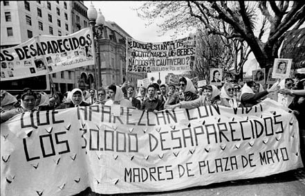 Manifestación de las Madres de la Plaza de Mayo en Argentina. Foto Wikipedia Commons