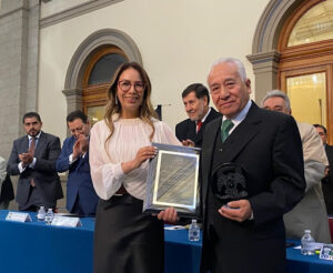 Bolaños Cayetano recibió la Presea Tepantlato en 2024 al lado de su hija.